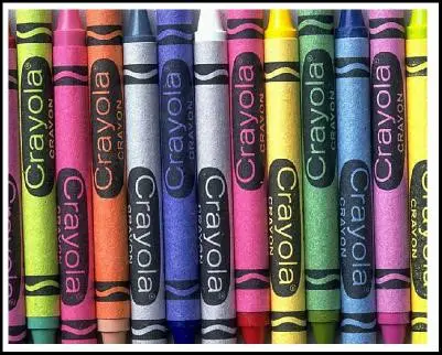 A close up of many different colored crayons